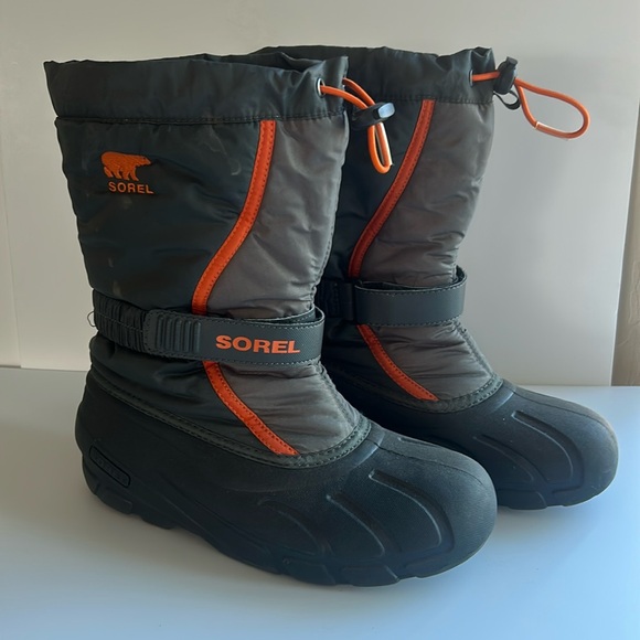 sorel flurry weather resistant snow boot